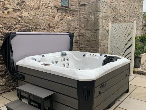 hot tub ideas, hot tub on patio, screen with envy